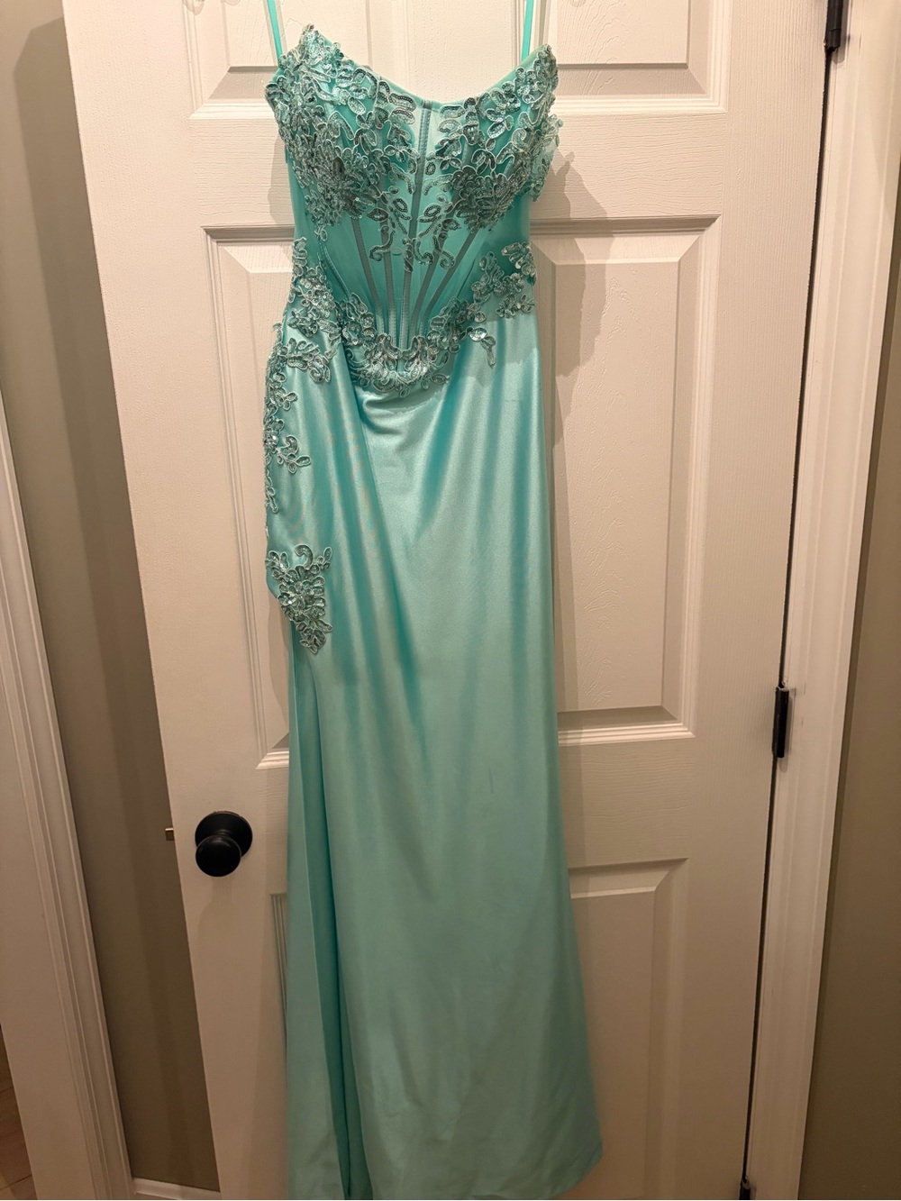 Elegant Seafoam Evening Gown with Lace Appliqué